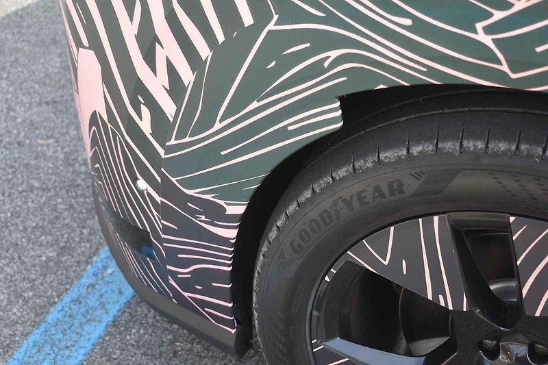 Škoda Peaq ani v zatáčkách nepůsobí vůbec těžkopádně.