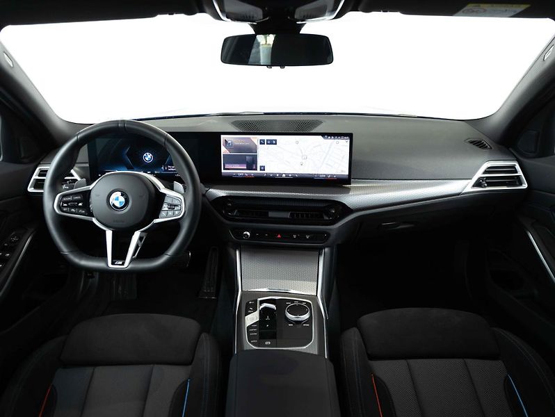 BMW Řada 3 330i xDrive Touring - fotka 11 z 22