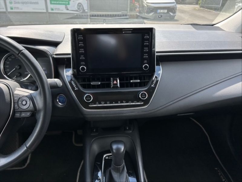 Toyota Corolla 1,8 Hybrid Active AT - fotka 10 z 11