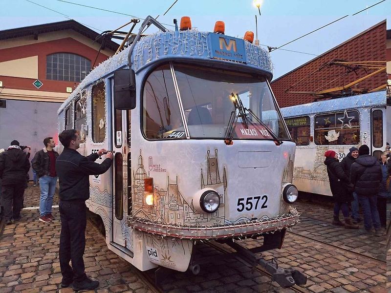 Vánoční flotila pražského dopravního podniku.
