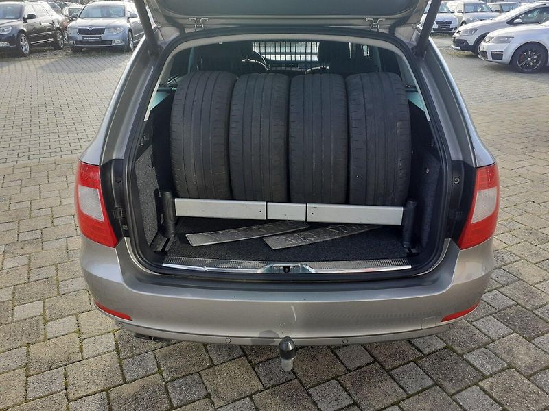 Škoda Superb (2011) 2.0 TDi Elegance - fotka 24 z 37