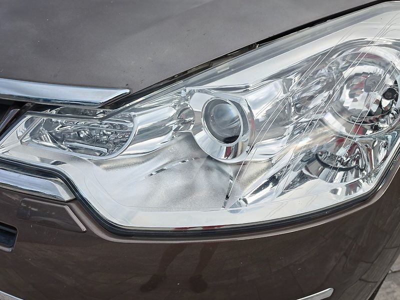 Citroën C-Crosser (2011) 2,2 HDI 4x4 7Míst 115 KW - fotka 30 z 33