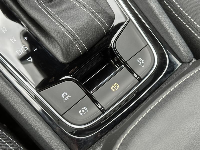 Škoda Karoq 2,0 TDI Sportline 4x4 DSG 1.ma - fotka 35 z 44
