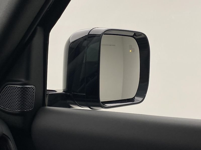 Land Rover Defender 110 P400 X-DYNAMIC 1.maj. CZ - fotka 33 z 49