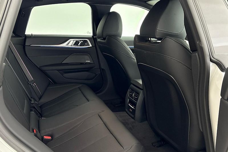 BMW i4 xDrive40 - fotka 18 z 19