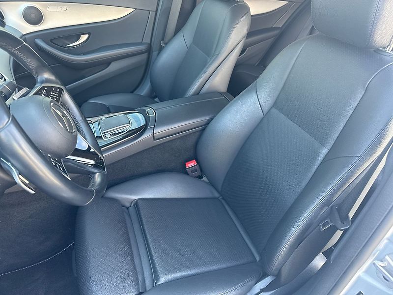 Mercedes-Benz Třídy E AVANTGARDE 220d 4MATIC - fotka 14 z 21