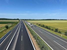 Úsek dálnice D11 mezi Vrbovou Lhotou a Poděbrady ve směru na Hradec Králové je po měsíci prací zcela průjezdný.
