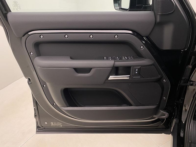 Land Rover Defender 110 D300 X-DYNAMIC SE AWD CZ - fotka 7 z 52