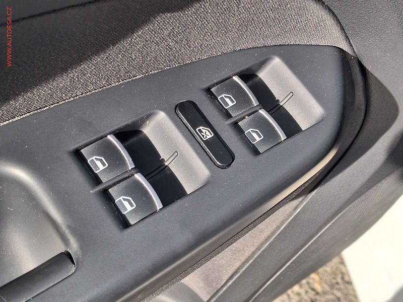 Volkswagen Touran (2012) 1.4 TSi, Match, navi, panor - fotka 11 z 18