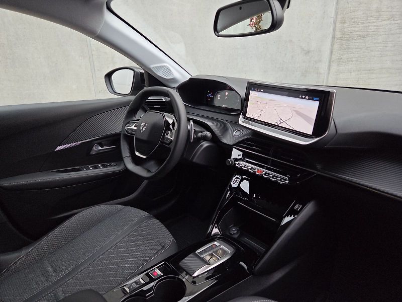 Peugeot 208 (2025) ALLURE Hybrid 100 e-DCS6* - fotka 13 z 16