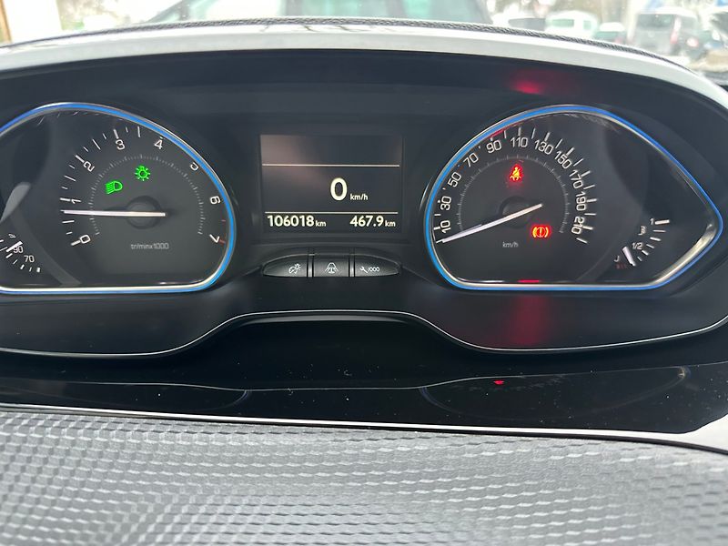 Peugeot 2008 (2016) 1.2 96kw Allure - fotka 17 z 25