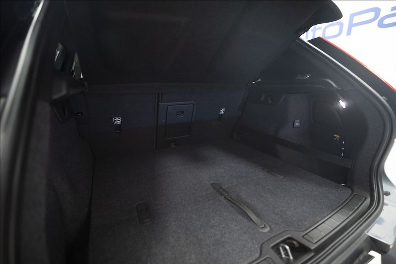 Volvo XC40 2,0 D4 AWD NAVI KAMERA TAŽNÉ - fotka 43 z 46
