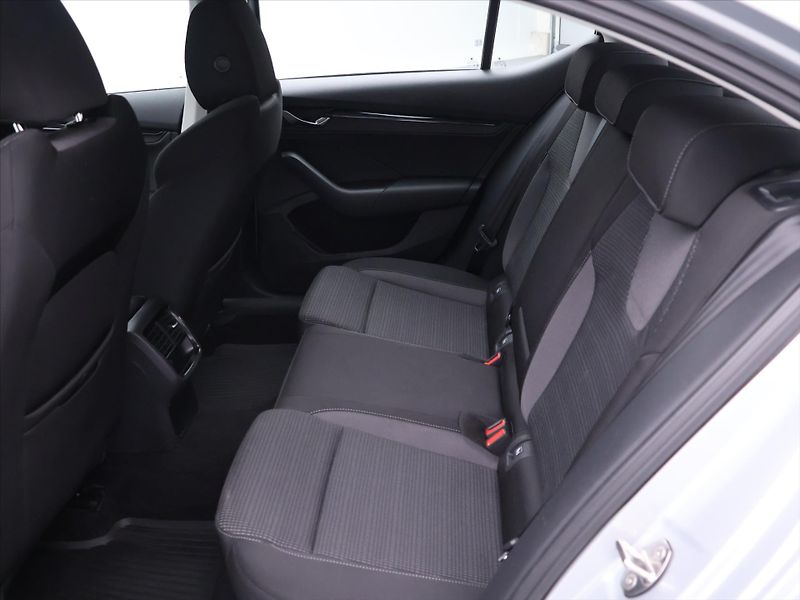 Škoda Octavia 2,0 TDI 85kW Ambition CZ DPH - fotka 13 z 31
