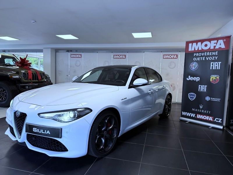 Alfa Romeo Giulia (2017) 2.0 T 280k AT8 ZF Q4 4x4 Veloc - fotka 3 z 20