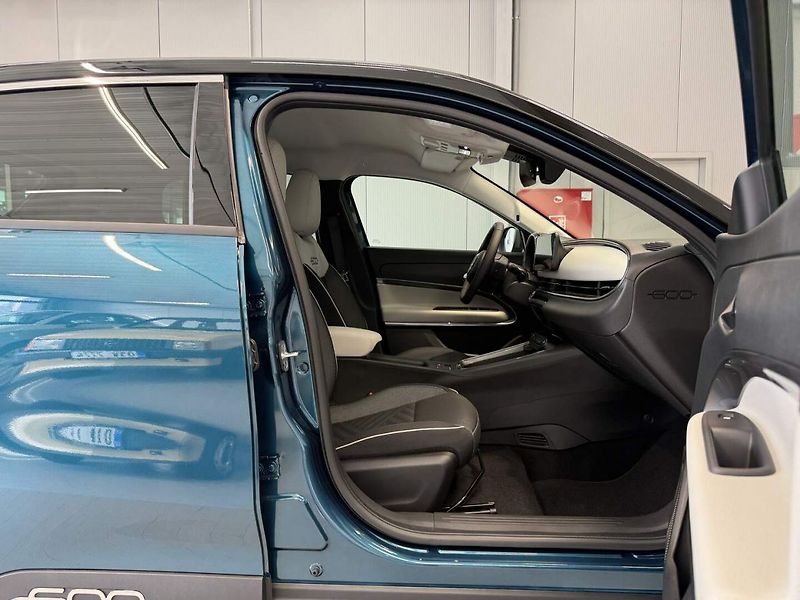 Fiat 600 (2026) La Prima BEV 54kWh 156k - fotka 18 z 23