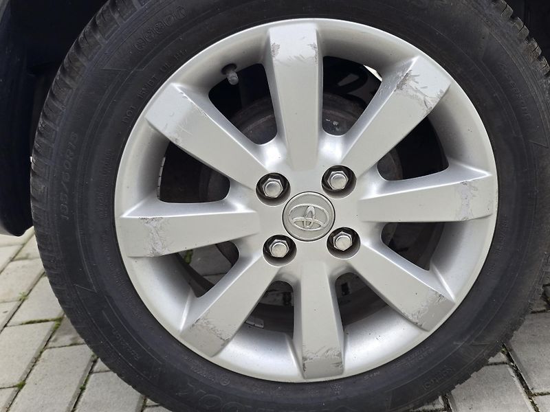 Toyota Yaris 1,3 VVT-i - fotka 17 z 23