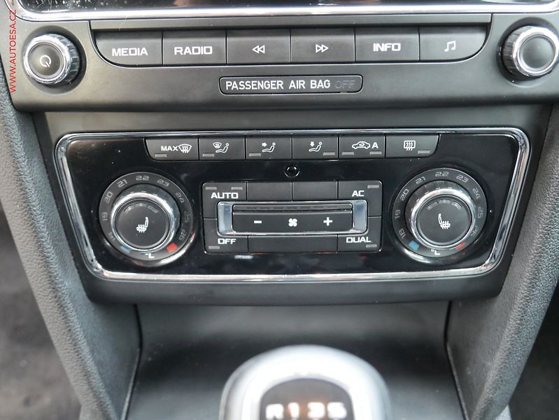 Škoda Superb (2012) 2.0TDi 4x4, AC, TZ, park - fotka 14 z 20