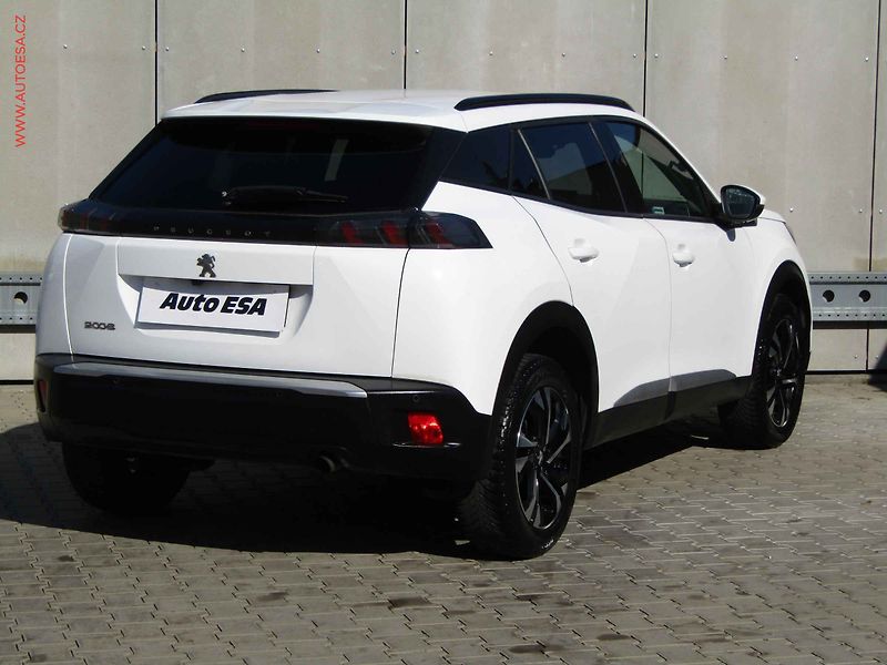 Peugeot 2008 (2021) 1.2 PT, ČR, LED - fotka 4 z 18