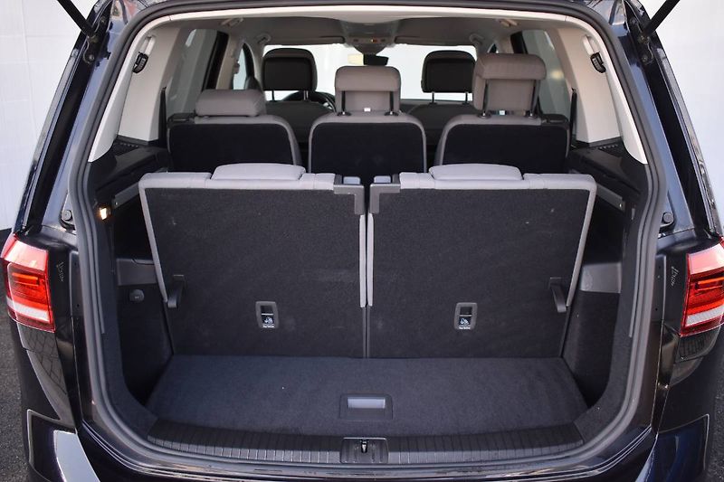 Volkswagen Touran (2022) 1.5TSI 110kW DSG, LED, 7 míst - fotka 24 z 28