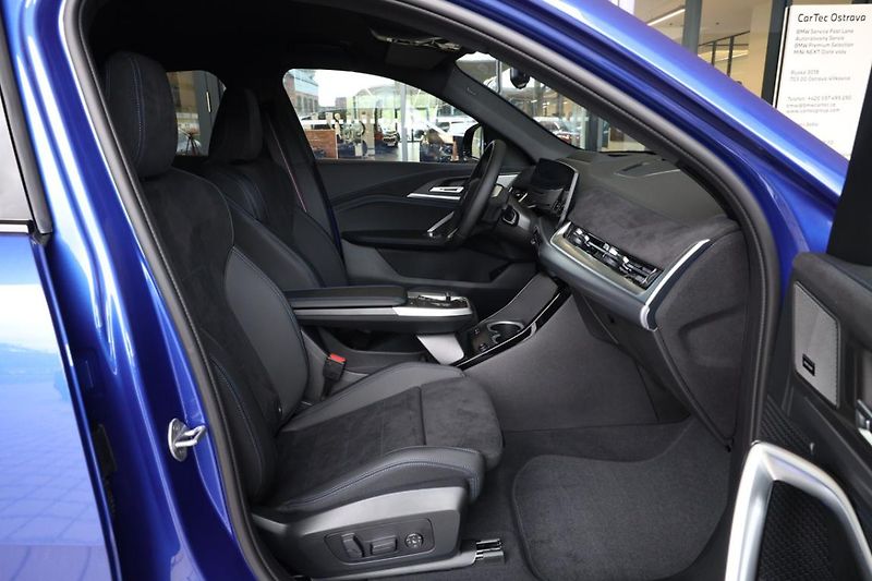 BMW iX2 xDrive30 - fotka 13 z 16