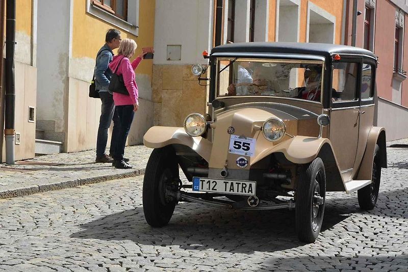 Stovka nablýskaných motocyklů a automobilů předválečné a meziválečné éry vyrazila v neděli z Horního náměstí v Přerově na spanilou jízdu regionem. Nejstarší účastnicí byla osmaosmdesátiletá Libuše Šulcová, která na trasu vyrazila na motocyklu BSA 770 se s