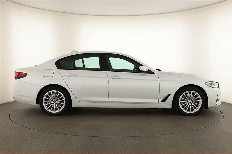 BMW Řada 5 (2020) 520d xDrive - fotka 6 z 31