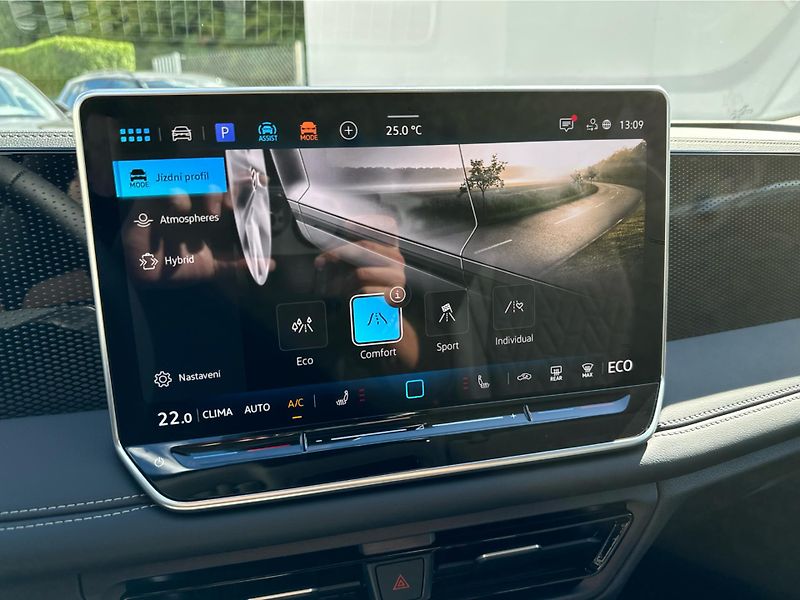 Volkswagen Tiguan People 1,5 TSI 150 kW eHybrid - fotka 23 z 24