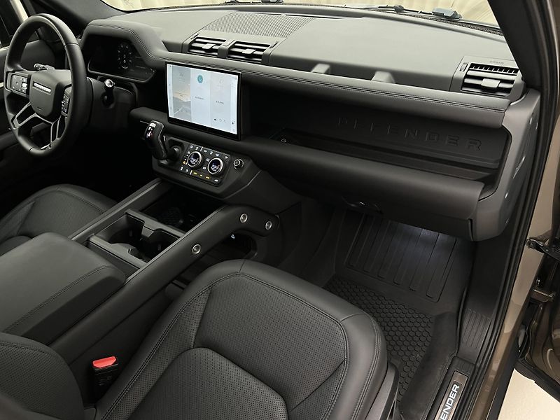 Land Rover Defender D300 AWD X-DYNAMIC SE AUT CZ - fotka 22 z 45