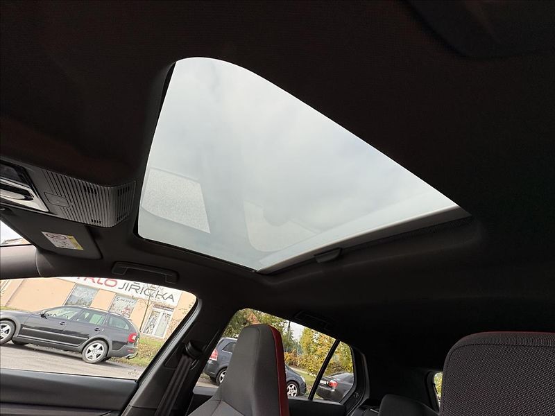 Volkswagen Golf 2,0 GTI 180kW Matrix,Panor,ACC - fotka 37 z 56