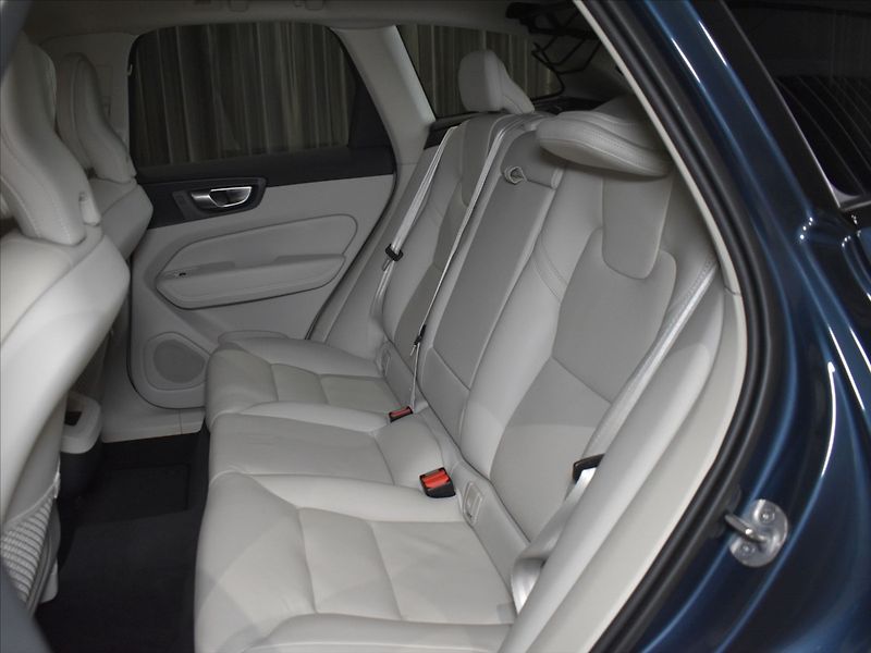 Volvo XC60 2,0 B4 AWD Plus dark Bezklíč - fotka 9 z 23