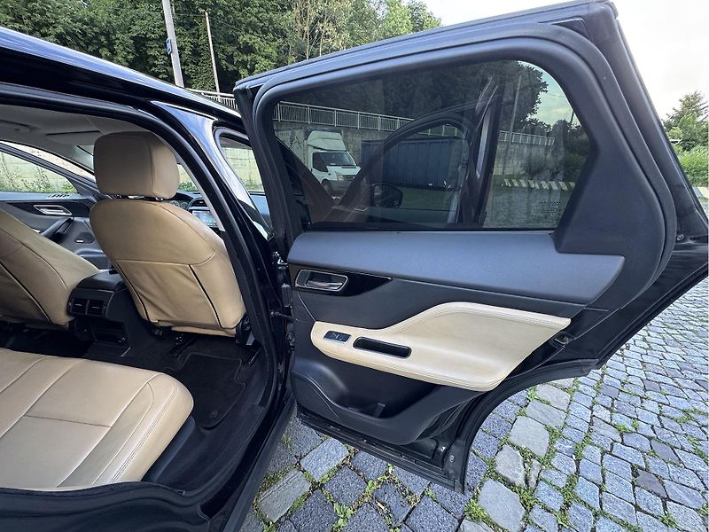 Jaguar F-Pace (2017) 2.0D, 132 kW - fotka 16 z 21