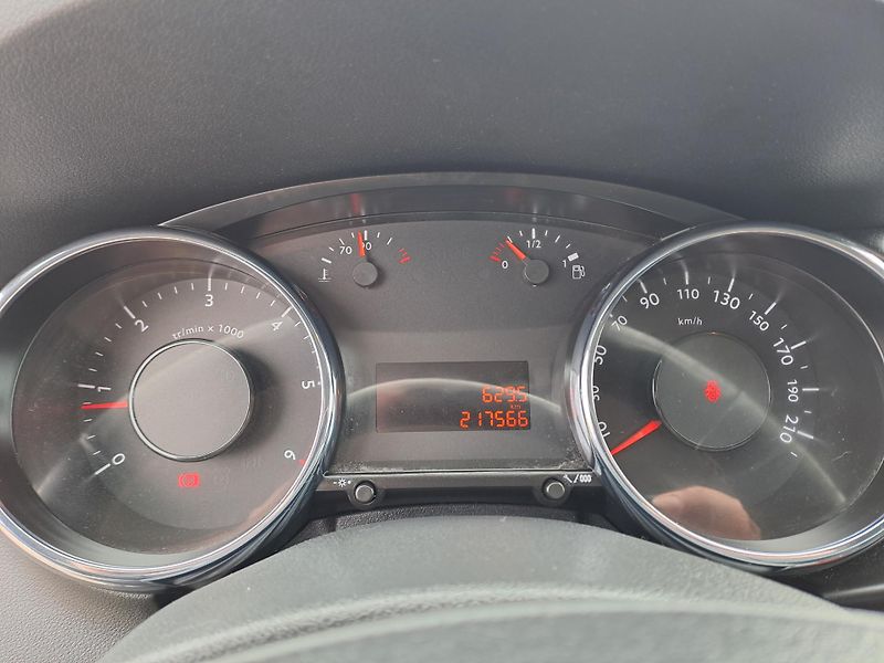Peugeot 3008 (2010) 1.6 HDi - fotka 18 z 28