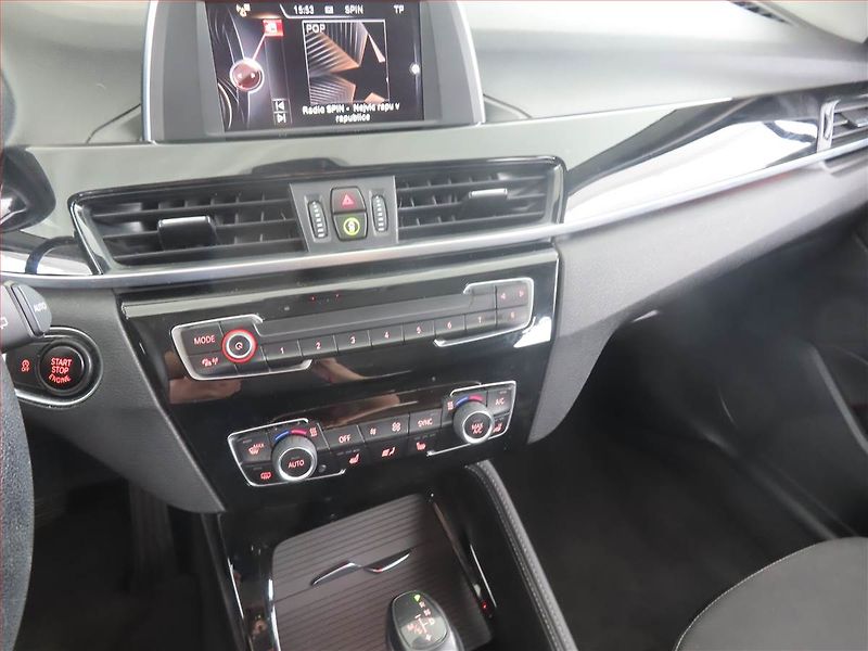 BMW X1 (2016) sDrive18d, Automat, Bi-Xenony - fotka 12 z 20
