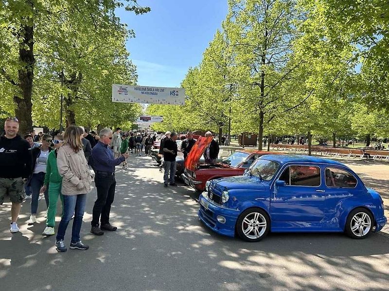 Kolonádu ovládla italská auta, na náměstí se dala ochutnat jihoevropská jídla.