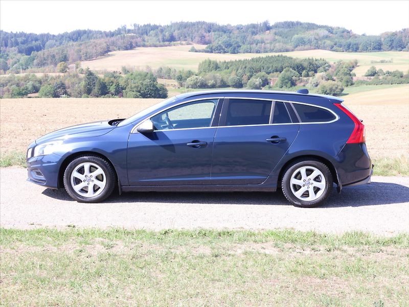 Volvo V60 2,4 D4 V5 Aut. AWD R-design - fotka 4 z 32