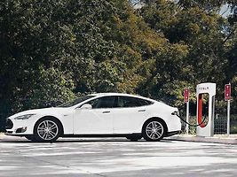 Rychlá nabíječka od automobilky Tesla.