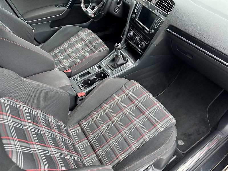Volkswagen Golf (2016) 2.0 TSI GTI - fotka 9 z 28