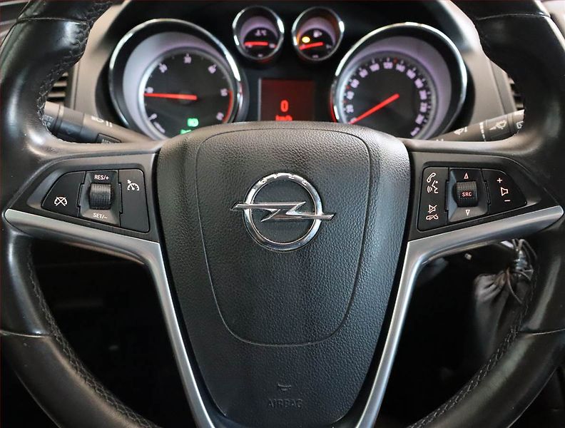 Opel Insignia (2009) 2.0 CDTI, Xenony, Tempomat - fotka 12 z 20