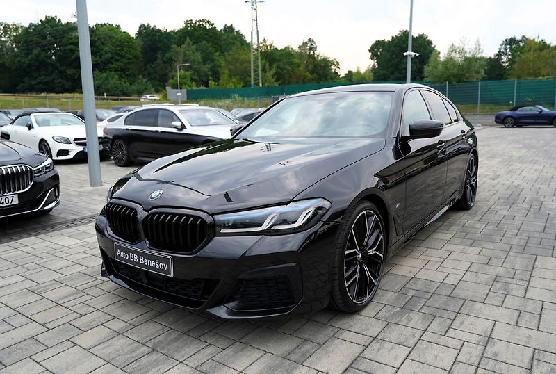 BMW Řada 5 M550i xDrive/Lasery,HUD/530PS - fotka 2 z 44