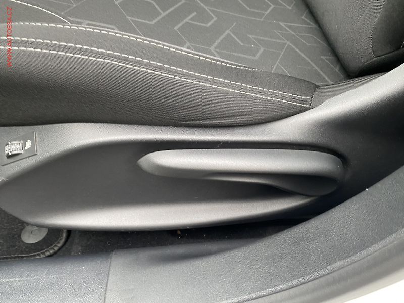 Peugeot 2008 (2017) 1.2 PT, ČR, GT Line - fotka 14 z 18