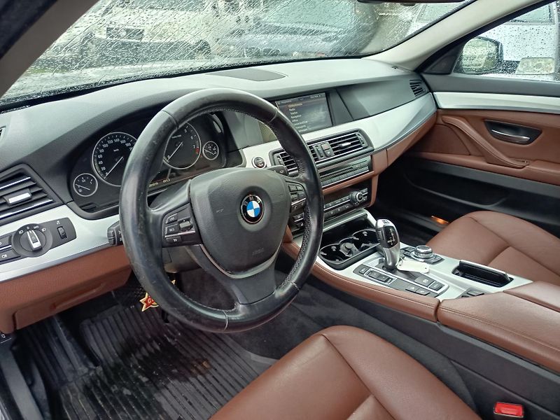BMW Řada 5 (2011) 535i xDrive - fotka 37 z 50