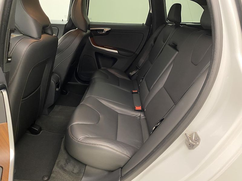Volvo XC60 D4 AWD MOMENTUM REZERVACE - fotka 5 z 43