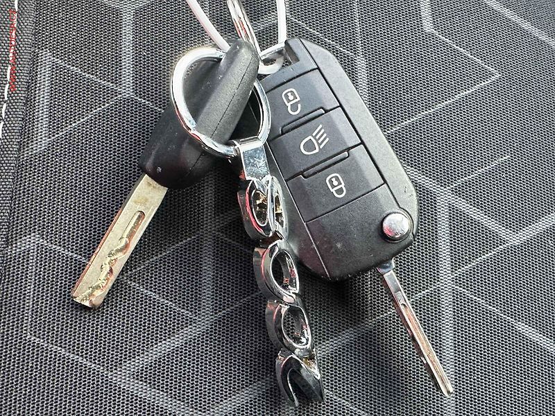 Peugeot 2008 (2018) 1.2PT, 2.maj,ČR, autoAC - fotka 21 z 21