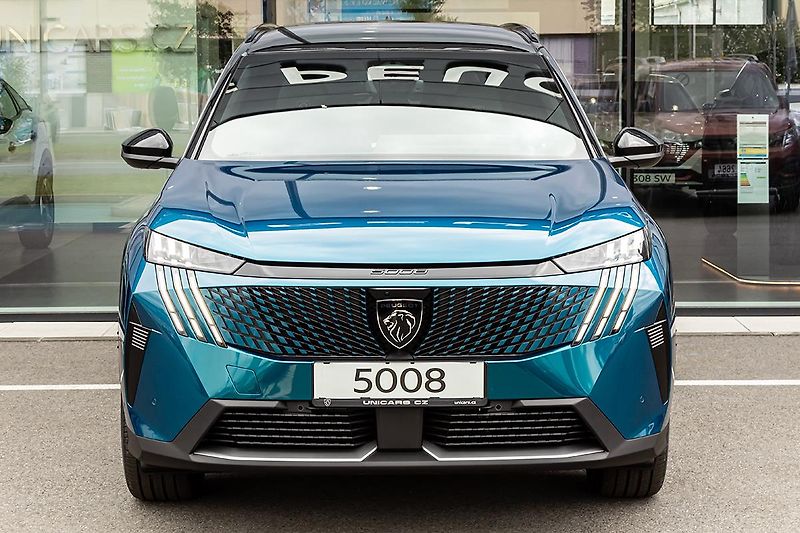 Peugeot 5008 (2026) 1,2 BUSINESS Hybrid 145 e-DCS6 - fotka 2 z 17