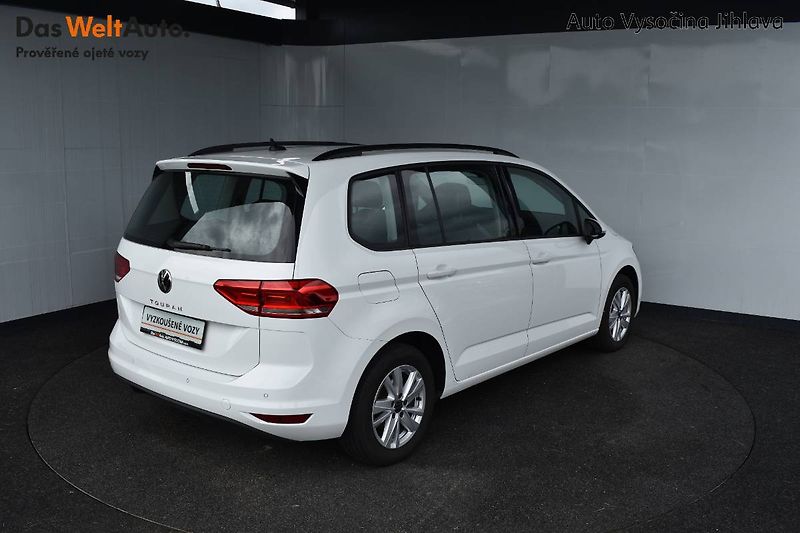 Volkswagen Touran (2022) 1.5TSI 110kW DSG, LED - fotka 2 z 23