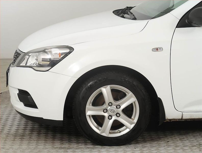 Kia Ceed (2010) 1.4 CVVT, po STK, oblíbený vůz - fotka 14 z 16