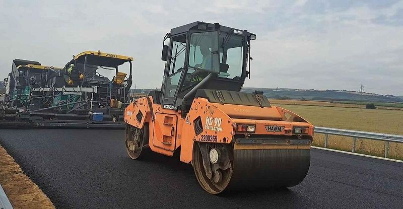 Pokládka asfaltu na úseku dálnice D55 mezi Moravským Pískem a Starým Městem.