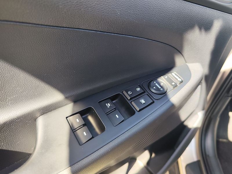 Hyundai Tucson 2.0 CRDi/100kW Style 4x4 - fotka 31 z 36