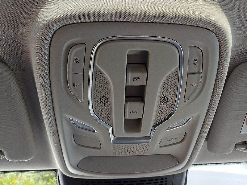 MG MGS9 Premium 1.5 TGI PHEV 220 kW - fotka 18 z 32