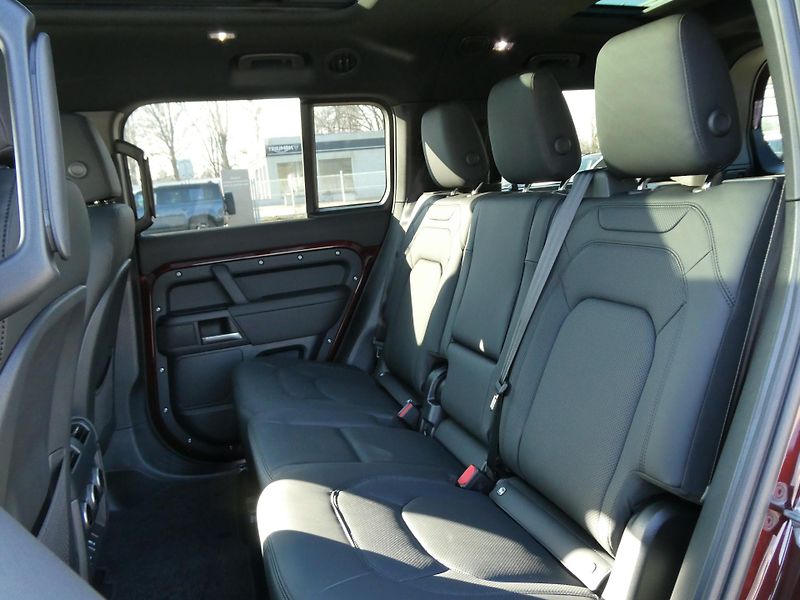 Land Rover Defender (2026) 130 3,0 X-Dynamic SE D350 - fotka 15 z 41